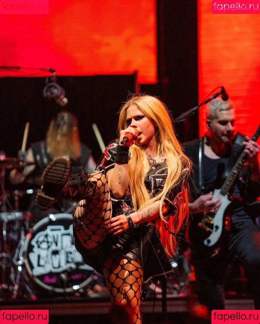 Avril Lavigne / AvrilLavigne Onlyfans Photo Gallery 