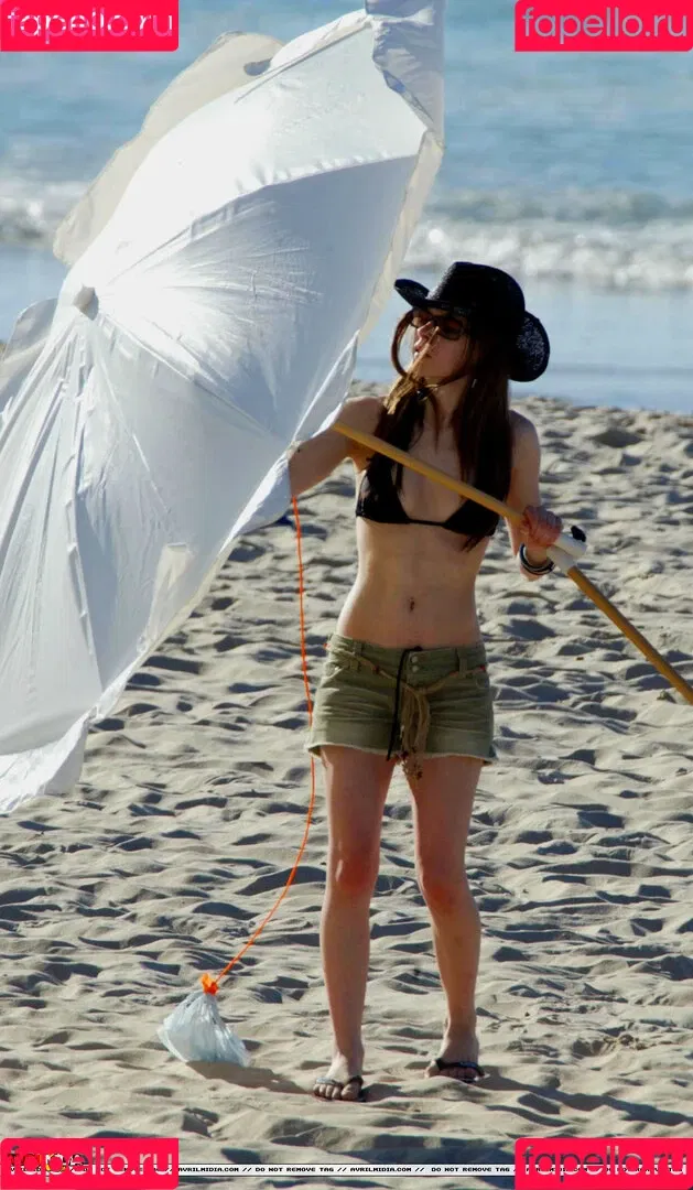 Avril Lavigne / AvrilLavigne Onlyfans Photo Gallery 