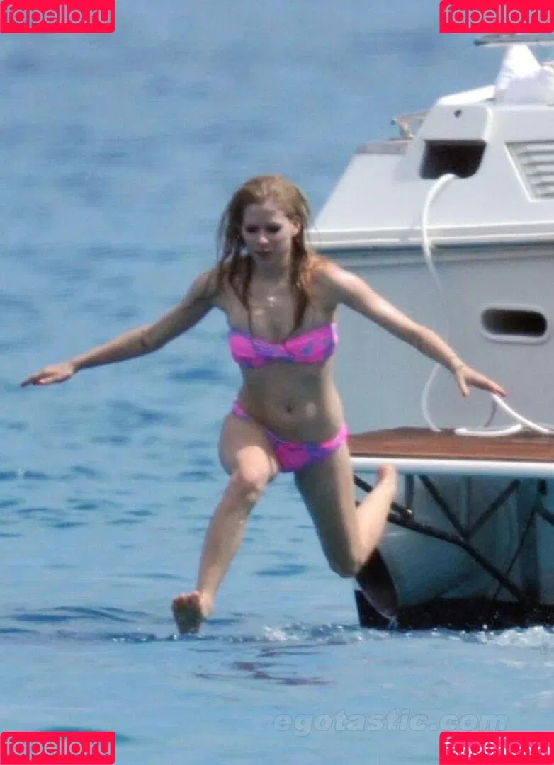Avril Lavigne / AvrilLavigne Onlyfans Photo Gallery 