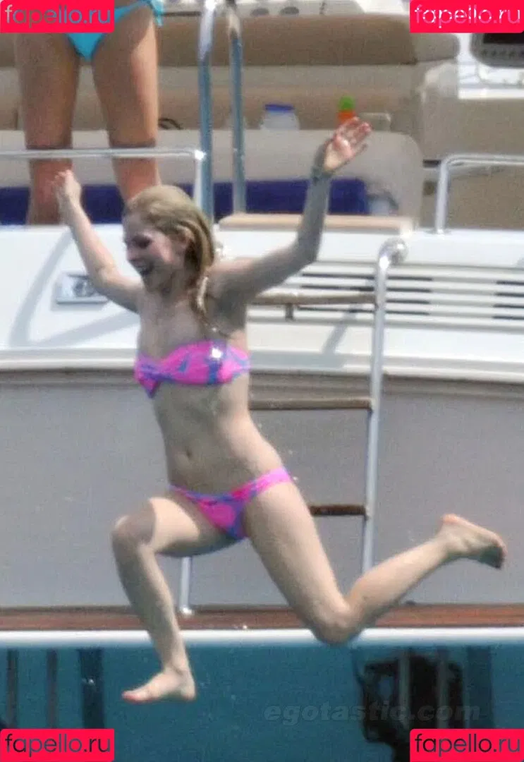 Avril Lavigne / AvrilLavigne Onlyfans Photo Gallery 