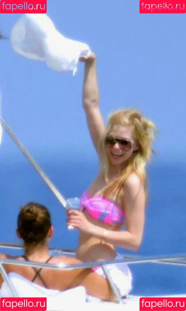 Avril Lavigne / AvrilLavigne Onlyfans Photo Gallery 