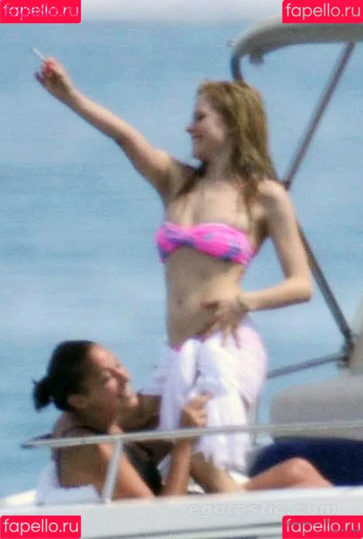 Avril Lavigne / AvrilLavigne Onlyfans Photo Gallery 