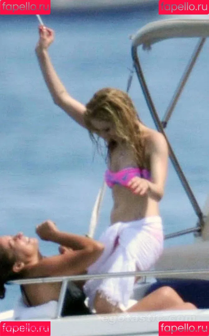 Avril Lavigne / AvrilLavigne Onlyfans Photo Gallery 