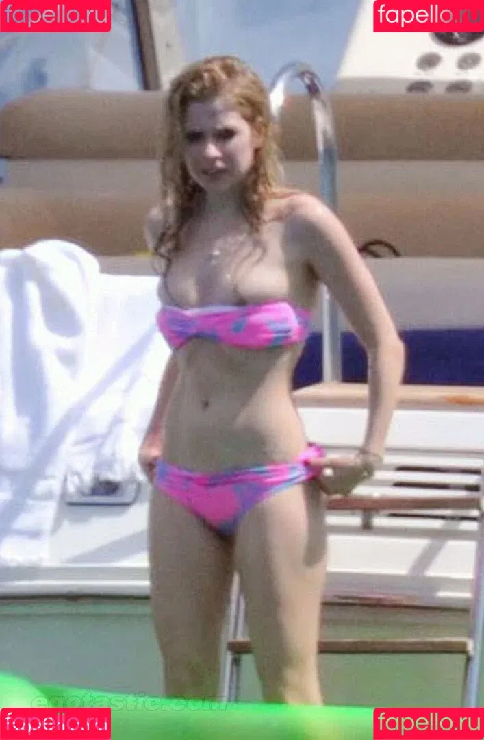 Avril Lavigne / AvrilLavigne Onlyfans Photo Gallery 