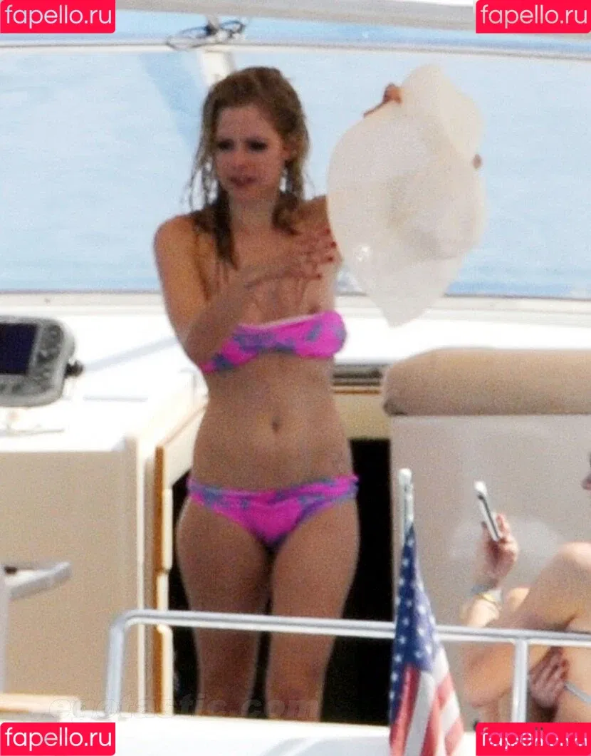 Avril Lavigne / AvrilLavigne Onlyfans Photo Gallery 