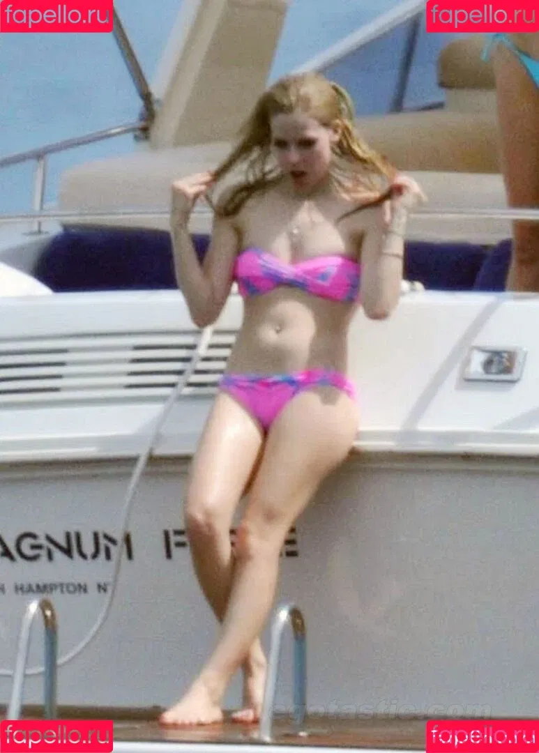 Avril Lavigne / AvrilLavigne Onlyfans Photo Gallery 