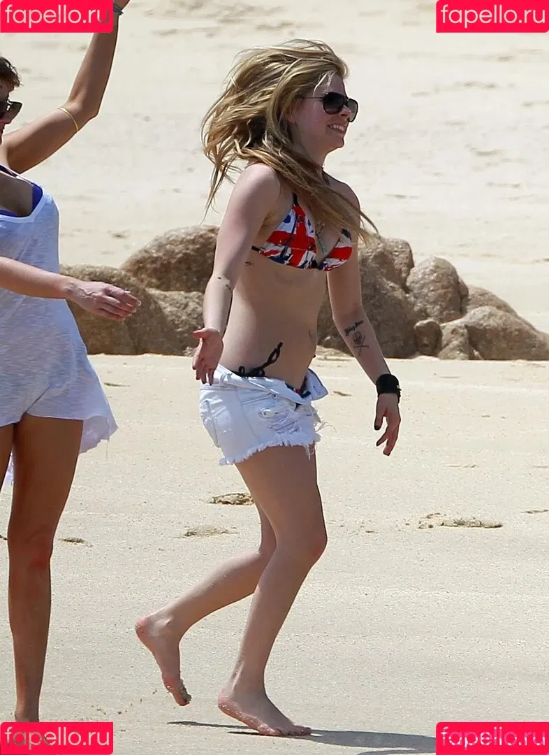 Avril Lavigne / AvrilLavigne Onlyfans Photo Gallery 