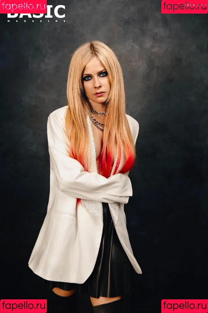 Avril Lavigne / AvrilLavigne Onlyfans Photo Gallery 