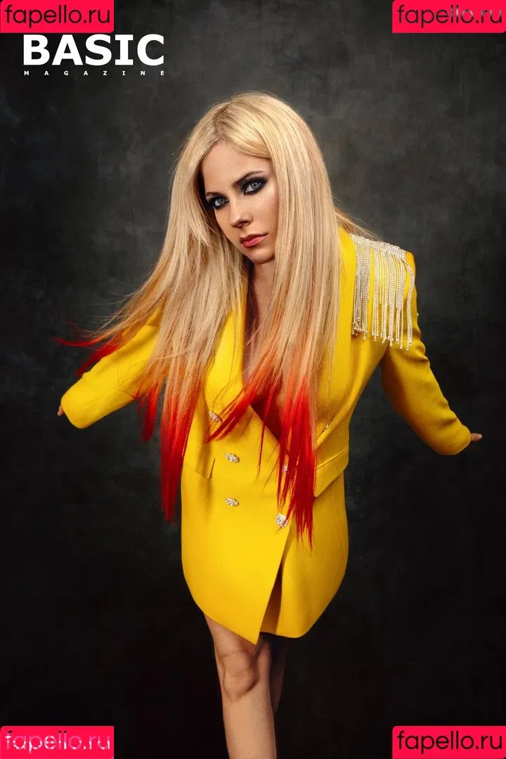 Avril Lavigne / AvrilLavigne Onlyfans Photo Gallery 