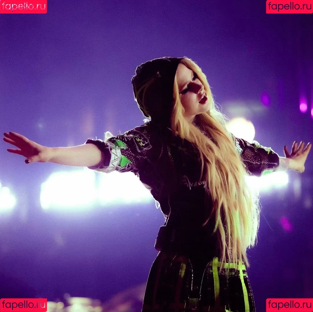 Avril Lavigne / AvrilLavigne Onlyfans Photo Gallery 