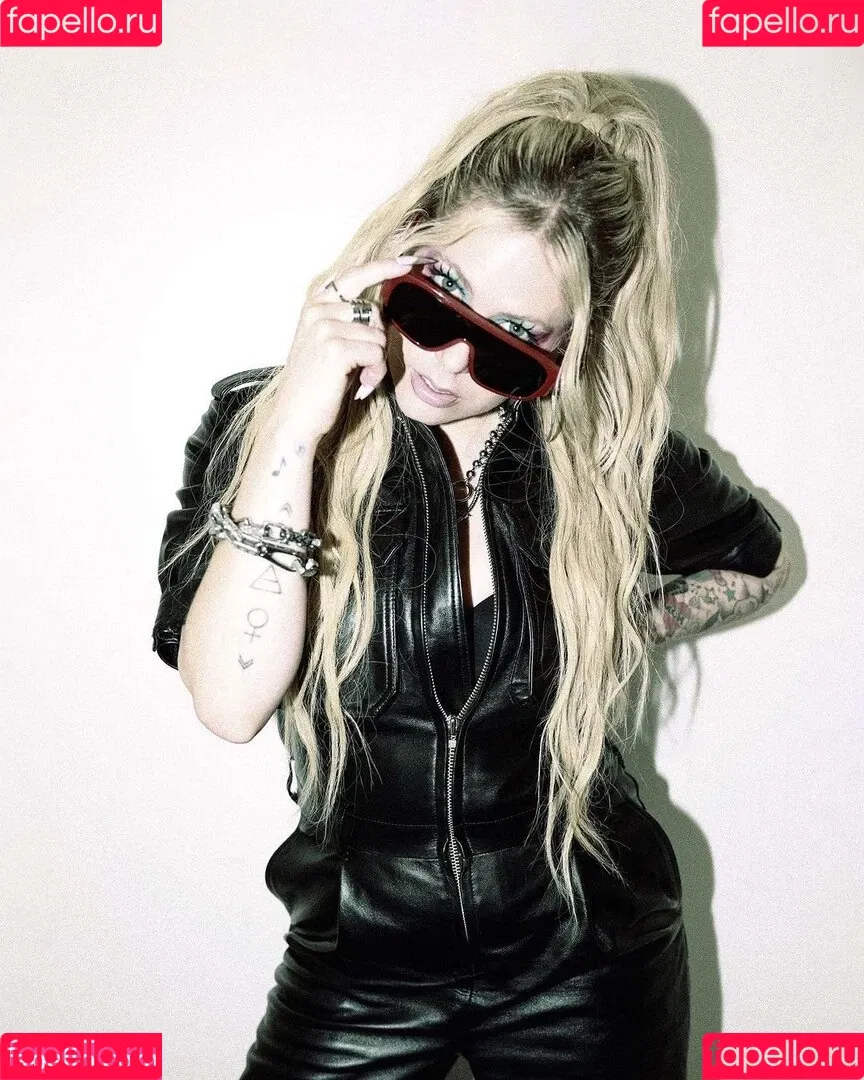 Avril Lavigne / AvrilLavigne Onlyfans Photo Gallery 