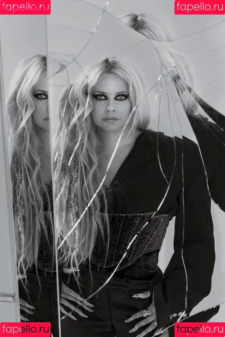 Avril Lavigne / AvrilLavigne Onlyfans Photo Gallery 