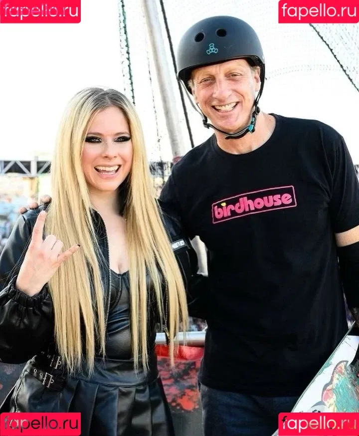 Avril Lavigne / AvrilLavigne Onlyfans Photo Gallery 