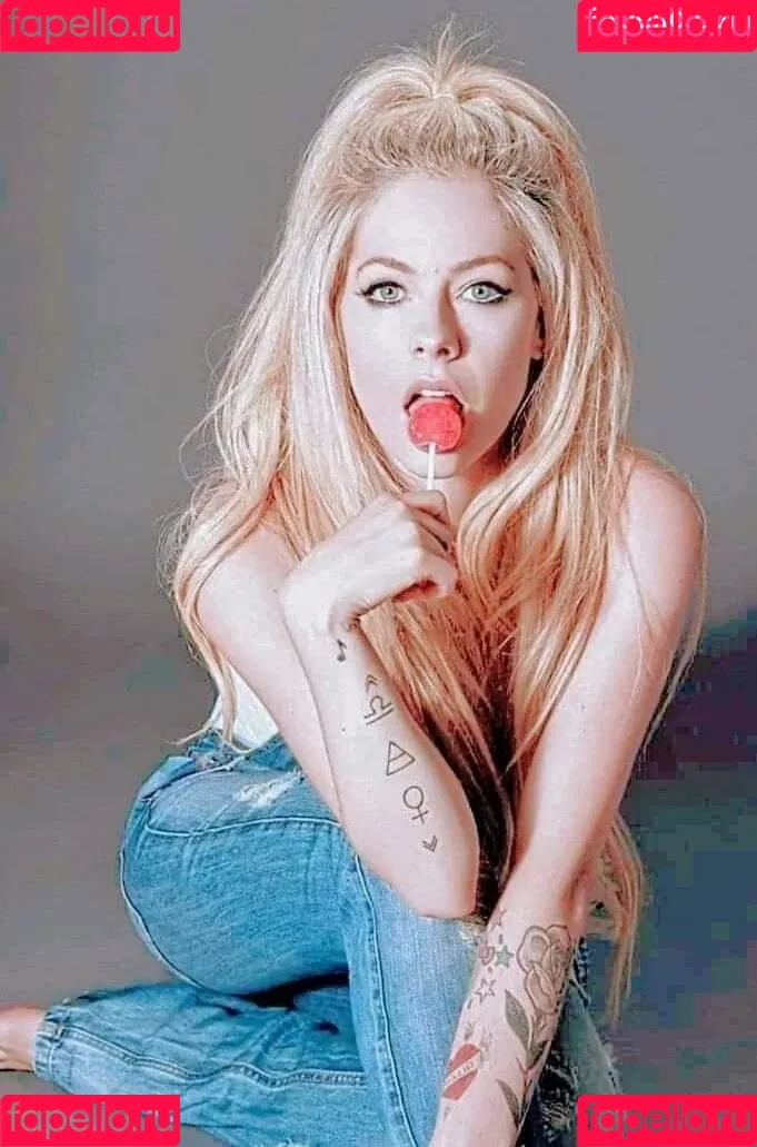 Avril Lavigne / AvrilLavigne Onlyfans Photo Gallery 