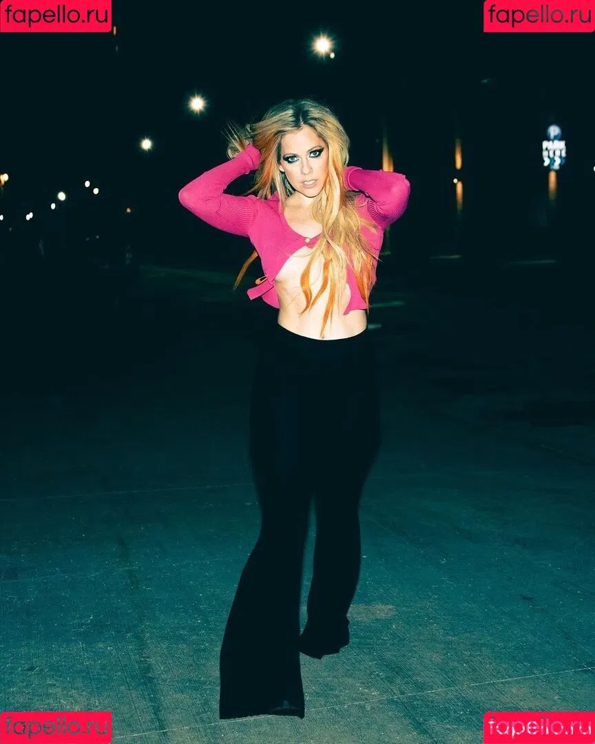 Avril Lavigne / AvrilLavigne Onlyfans Photo Gallery 