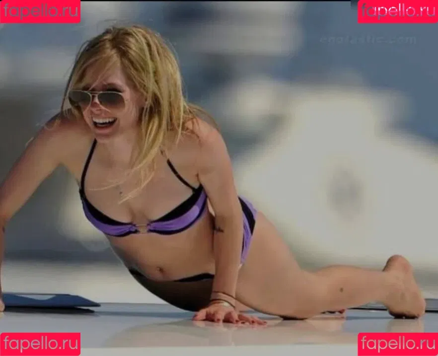 Avril Lavigne / AvrilLavigne Onlyfans Photo Gallery 