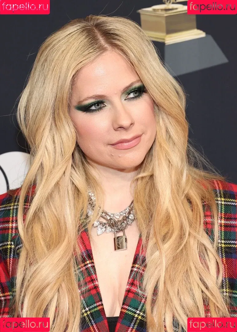 Avril Lavigne / AvrilLavigne Onlyfans Photo Gallery 