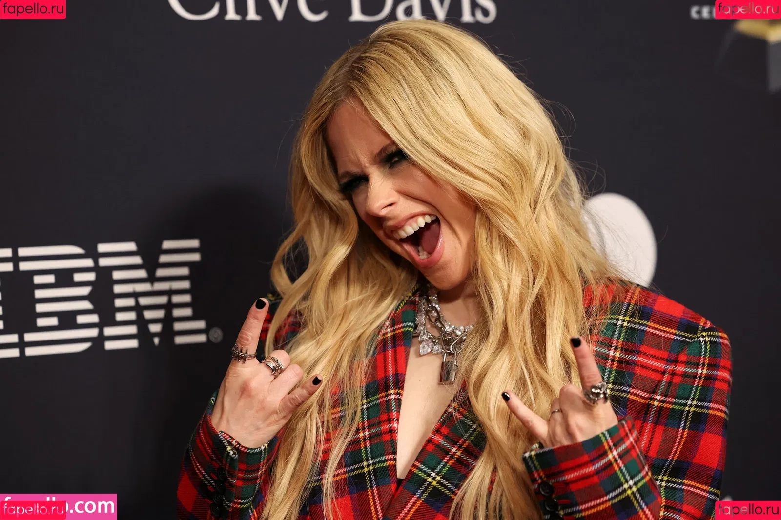 Avril Lavigne / AvrilLavigne Onlyfans Photo Gallery 