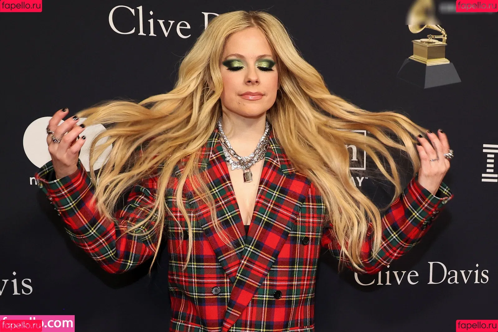Avril Lavigne / AvrilLavigne Onlyfans Photo Gallery 