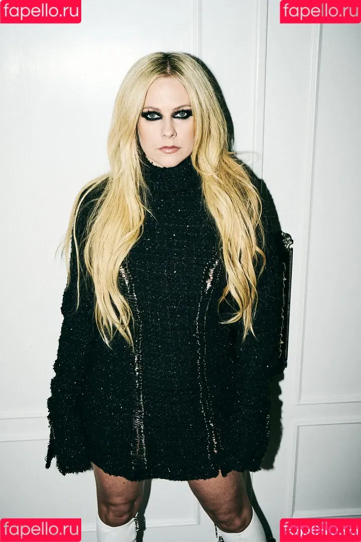 Avril Lavigne / AvrilLavigne Onlyfans Photo Gallery 
