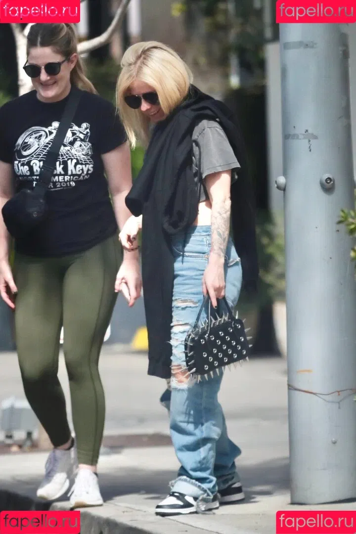 Avril Lavigne / AvrilLavigne Onlyfans Photo Gallery 