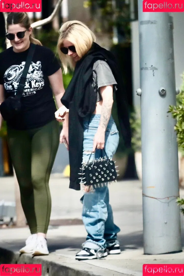 Avril Lavigne / AvrilLavigne Onlyfans Photo Gallery 