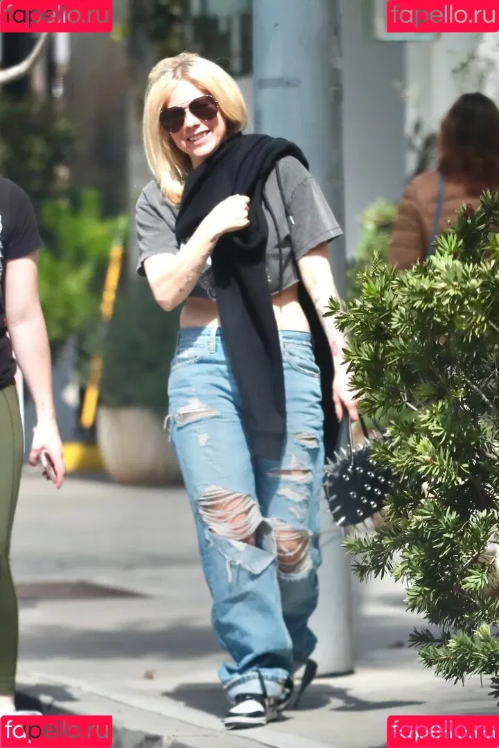 Avril Lavigne / AvrilLavigne Onlyfans Photo Gallery 