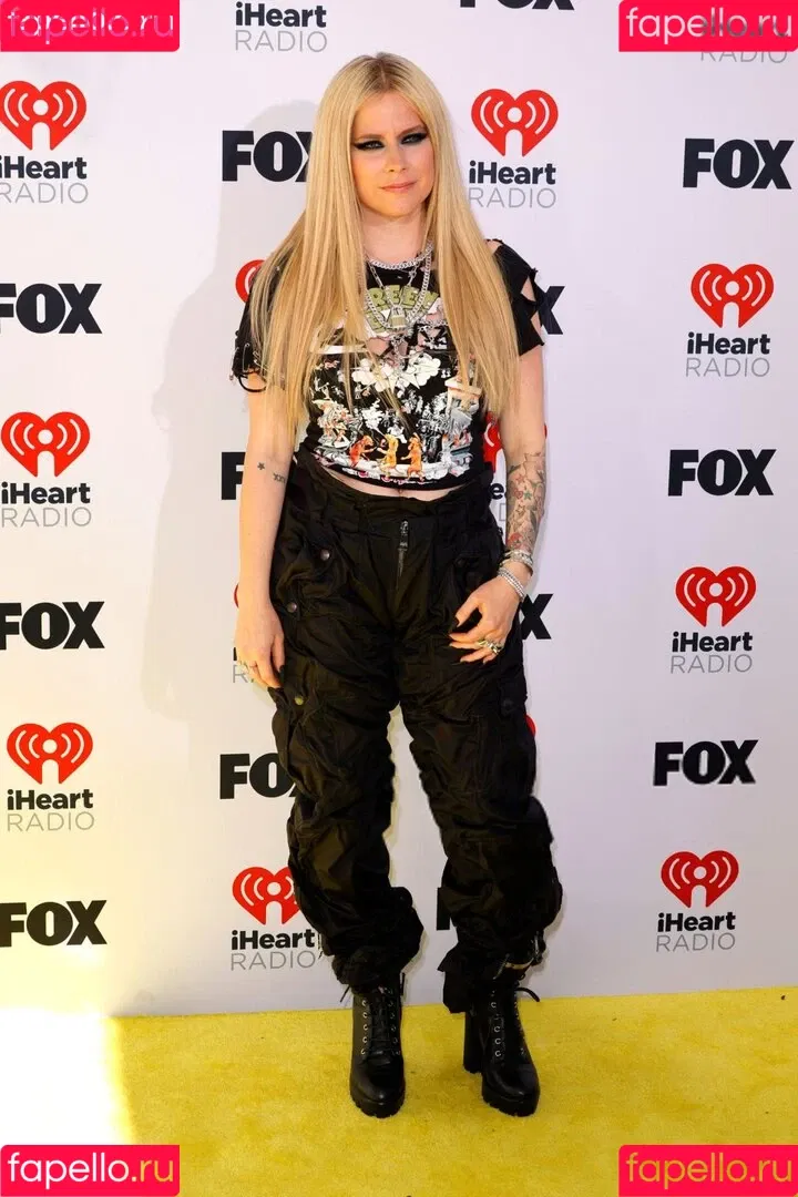 Avril Lavigne / AvrilLavigne Onlyfans Photo Gallery 