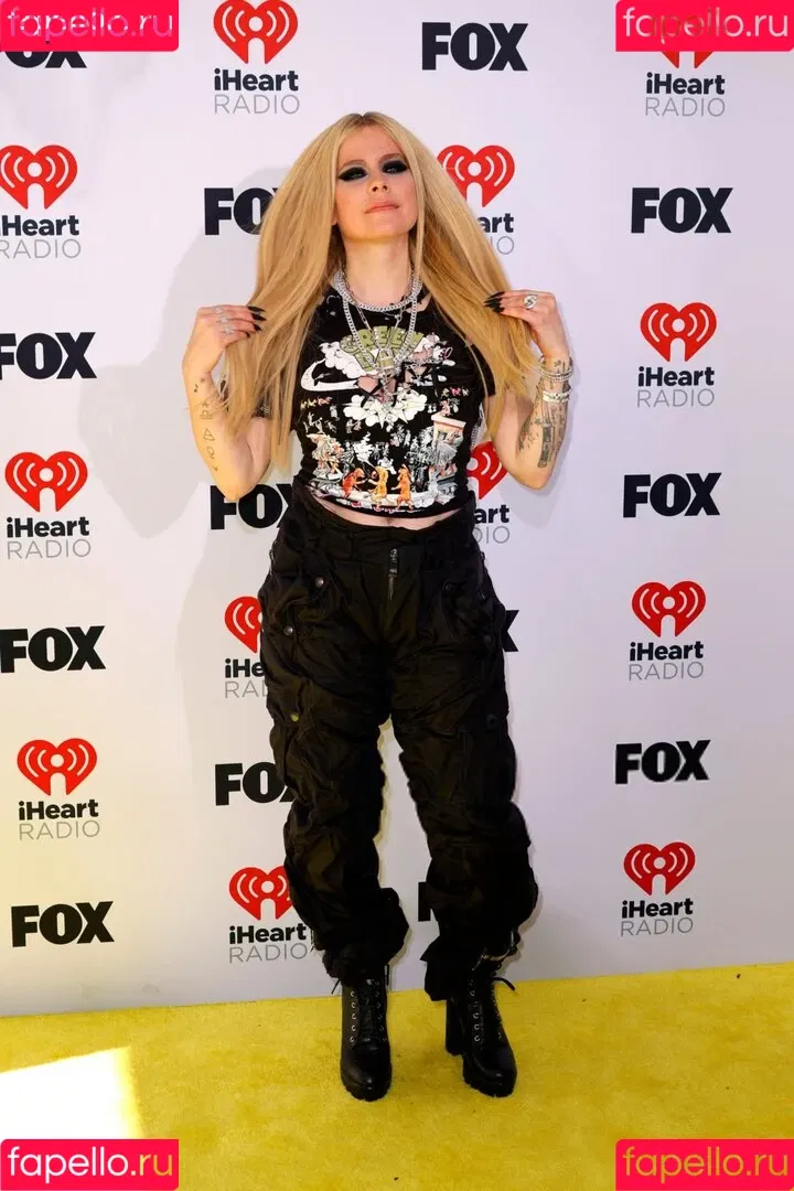 Avril Lavigne / AvrilLavigne Onlyfans Photo Gallery 