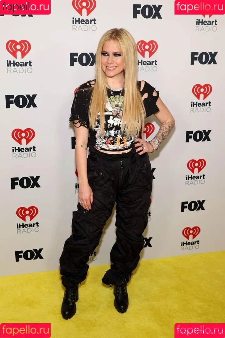 Avril Lavigne / AvrilLavigne Onlyfans Photo Gallery 