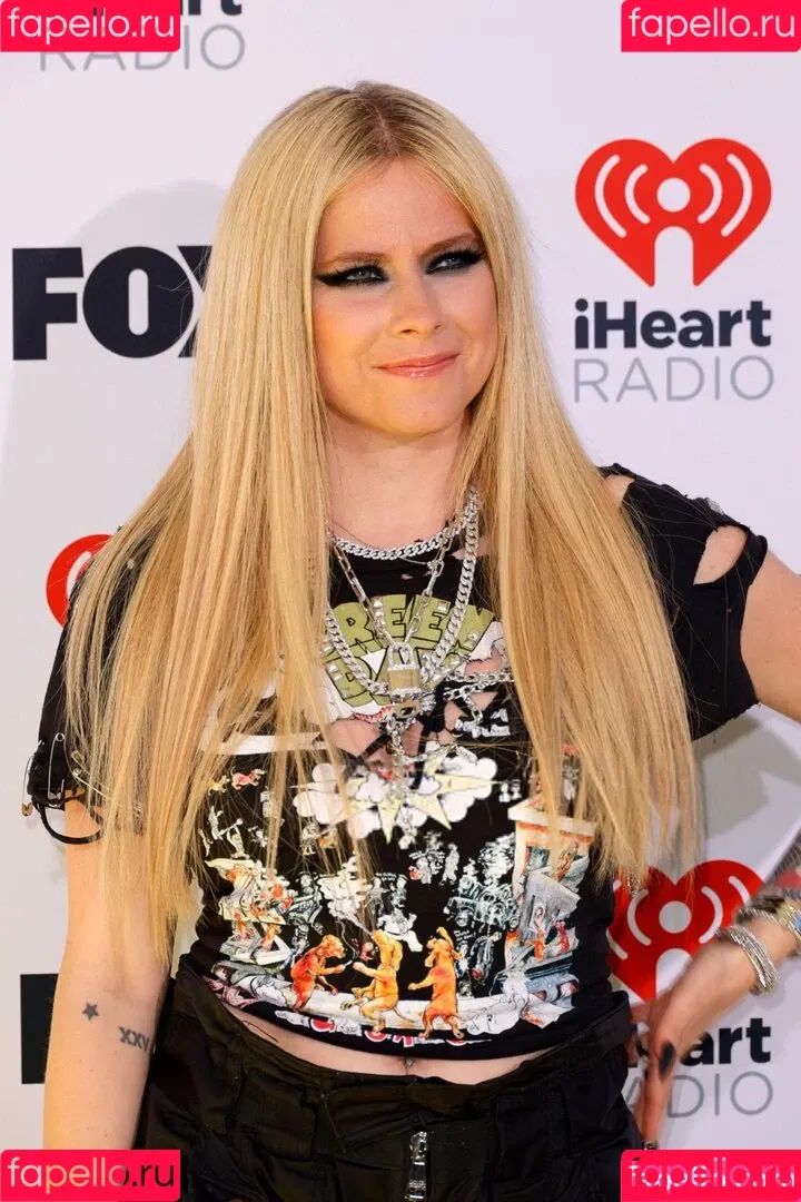 Avril Lavigne / AvrilLavigne Onlyfans Photo Gallery 