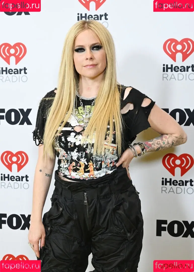 Avril Lavigne / AvrilLavigne Onlyfans Photo Gallery 