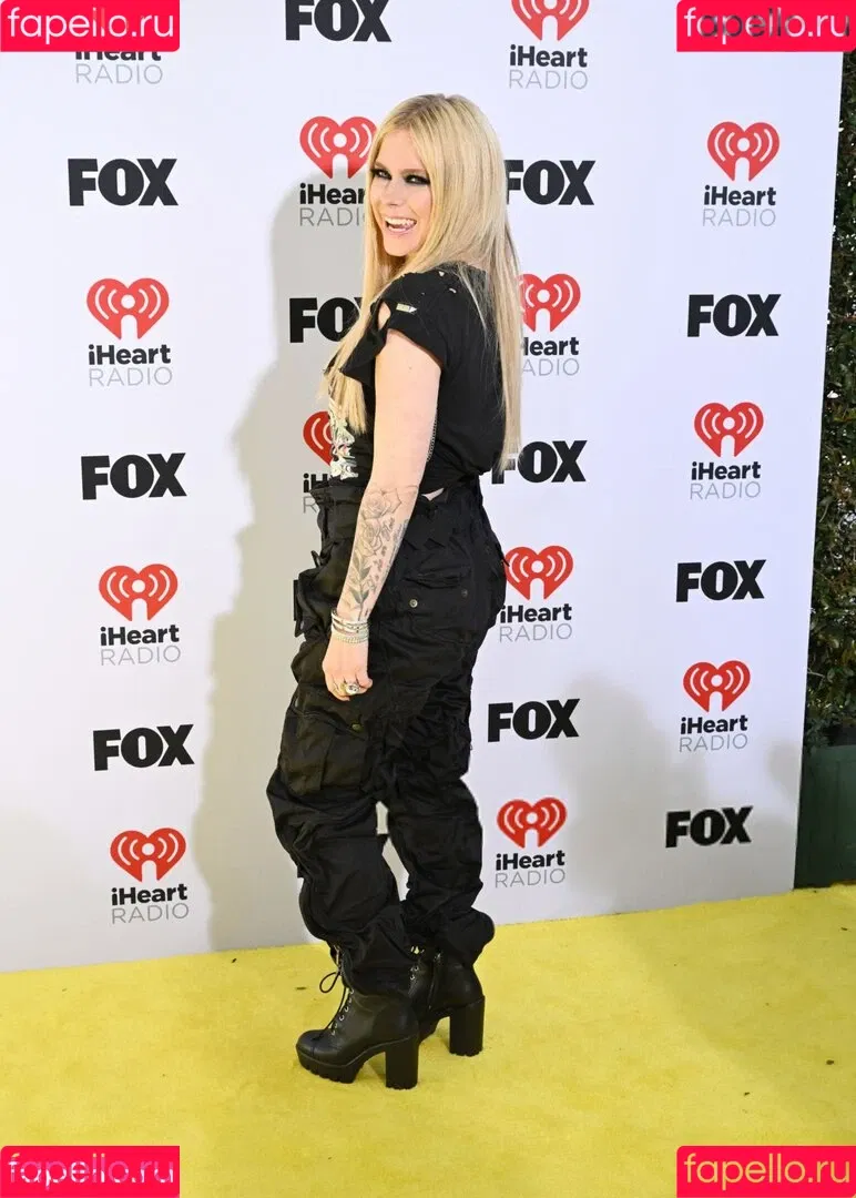 Avril Lavigne / AvrilLavigne Onlyfans Photo Gallery 