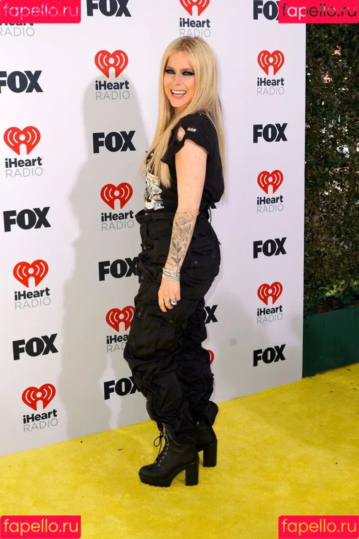 Avril Lavigne / AvrilLavigne Onlyfans Photo Gallery 