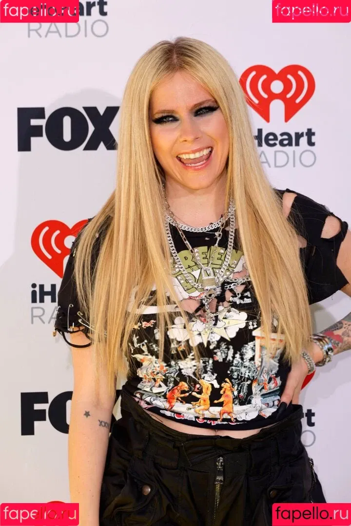 Avril Lavigne / AvrilLavigne Onlyfans Photo Gallery 