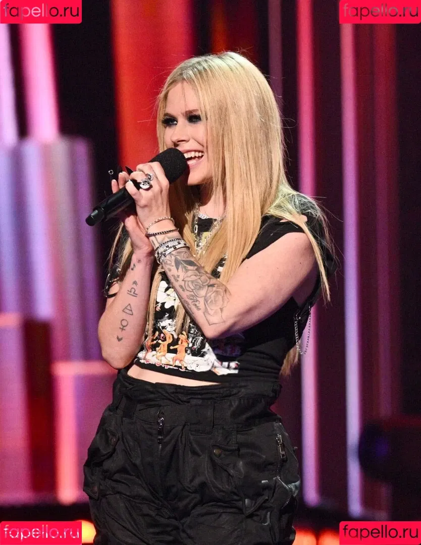 Avril Lavigne / AvrilLavigne Onlyfans Photo Gallery 