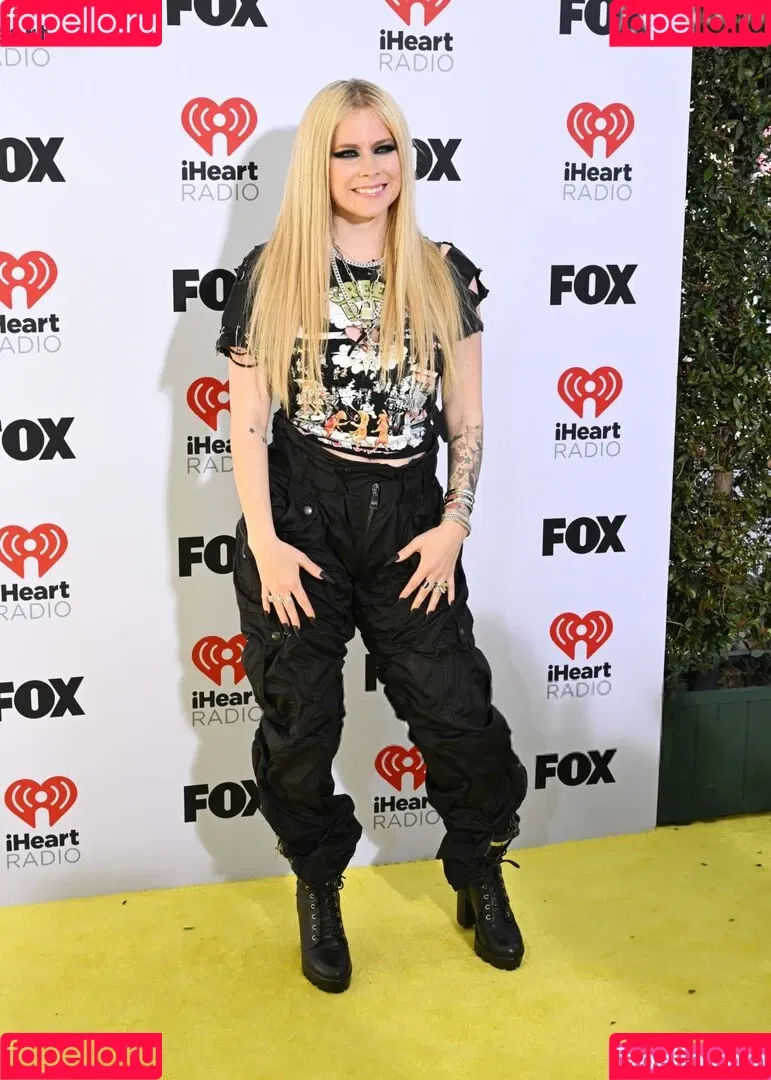 Avril Lavigne / AvrilLavigne Onlyfans Photo Gallery 