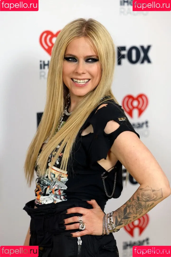 Avril Lavigne / AvrilLavigne Onlyfans Photo Gallery 