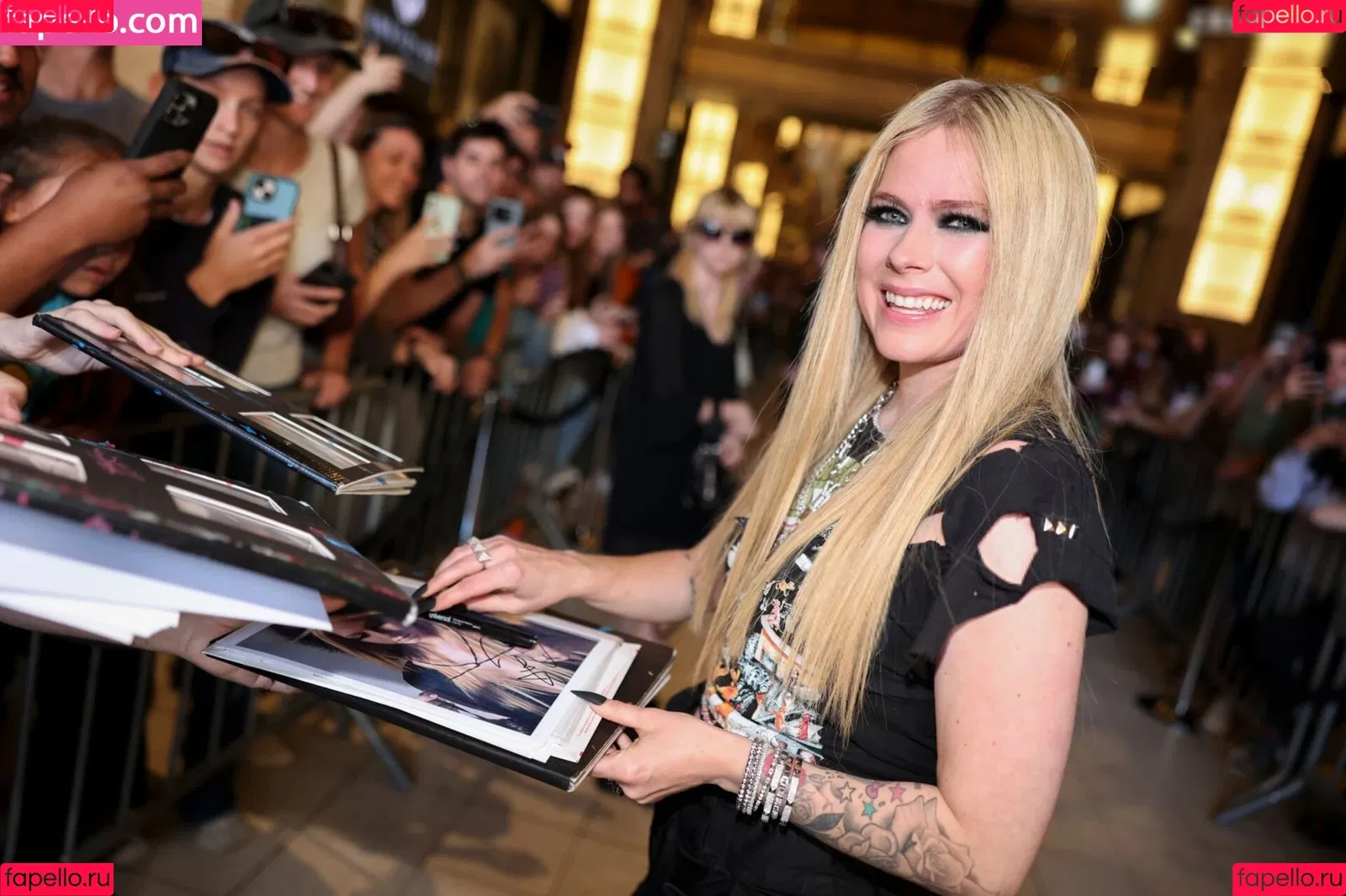 Avril Lavigne / AvrilLavigne Onlyfans Photo Gallery 