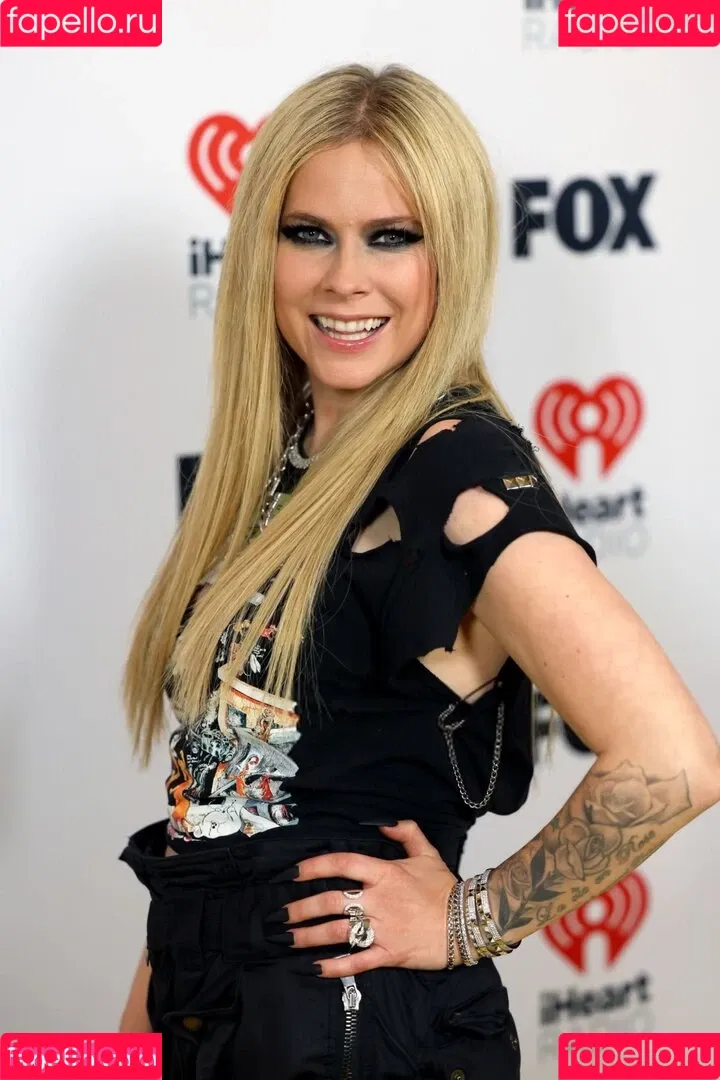 Avril Lavigne / AvrilLavigne Onlyfans Photo Gallery 