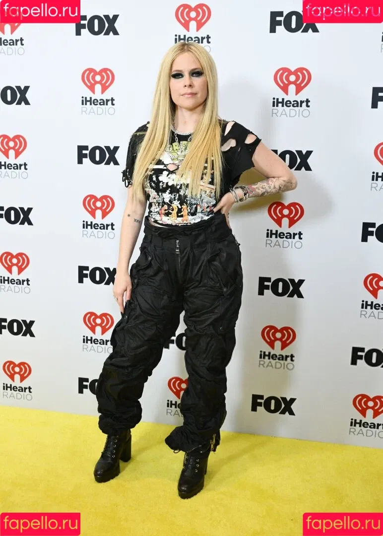 Avril Lavigne / AvrilLavigne Onlyfans Photo Gallery 