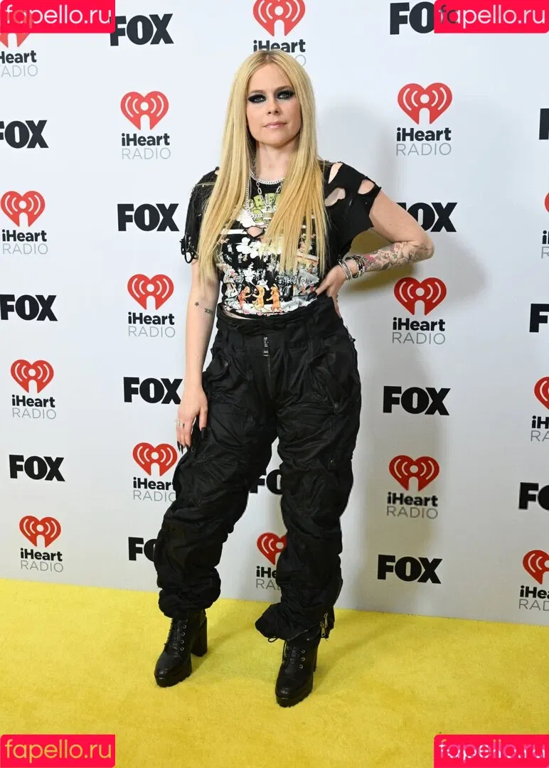 Avril Lavigne / AvrilLavigne Onlyfans Photo Gallery 