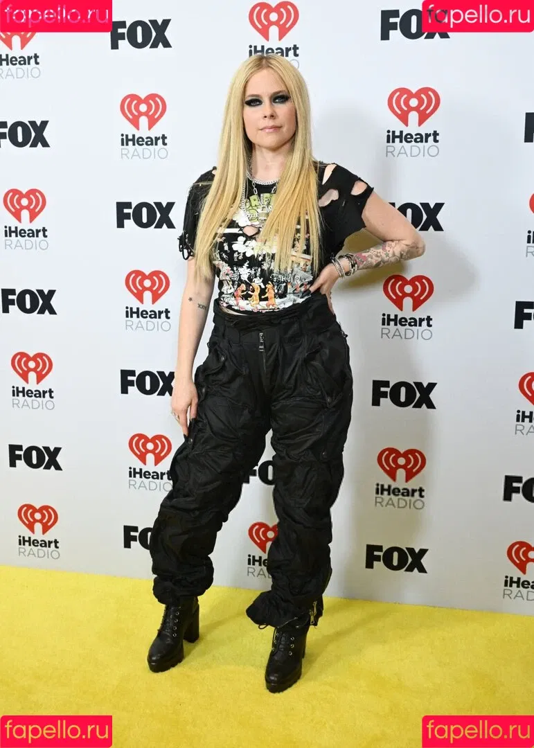 Avril Lavigne / AvrilLavigne Onlyfans Photo Gallery 