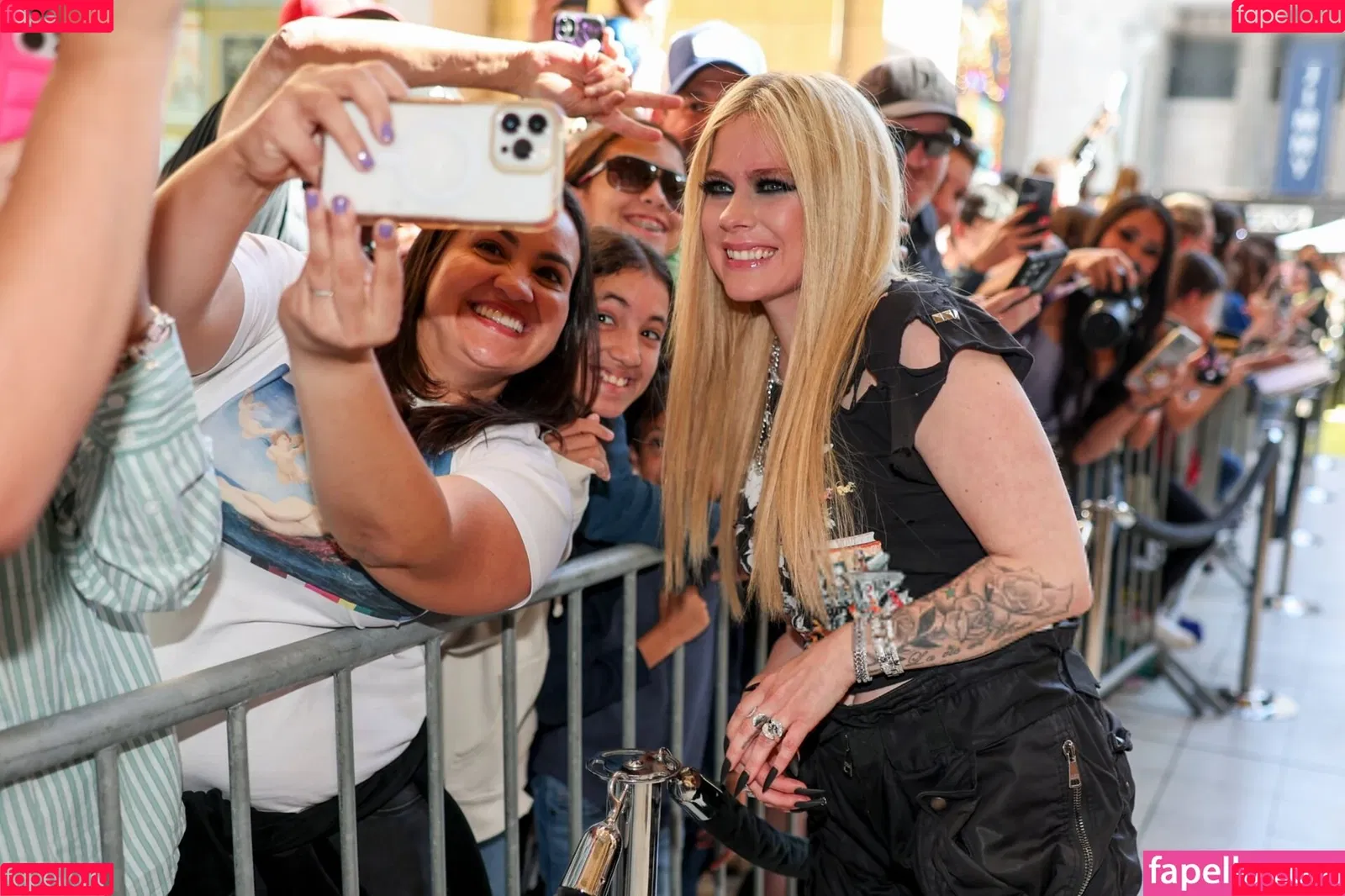 Avril Lavigne / AvrilLavigne Onlyfans Photo Gallery 