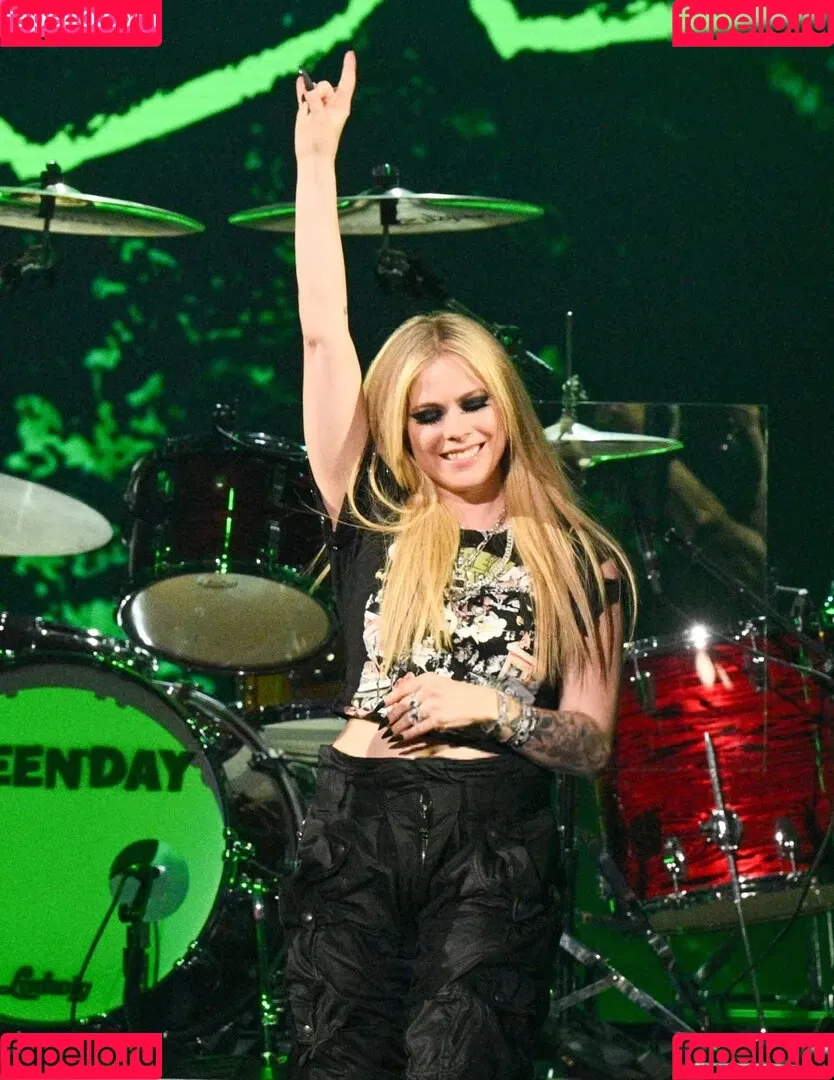 Avril Lavigne / AvrilLavigne Onlyfans Photo Gallery 