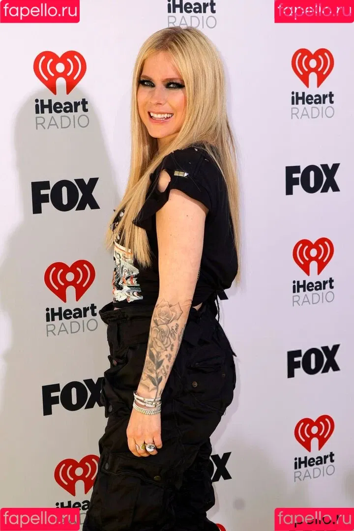 Avril Lavigne / AvrilLavigne Onlyfans Photo Gallery 
