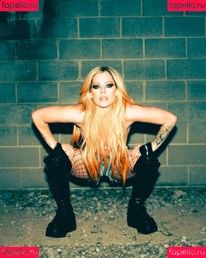 Avril Lavigne / AvrilLavigne Onlyfans Photo Gallery 