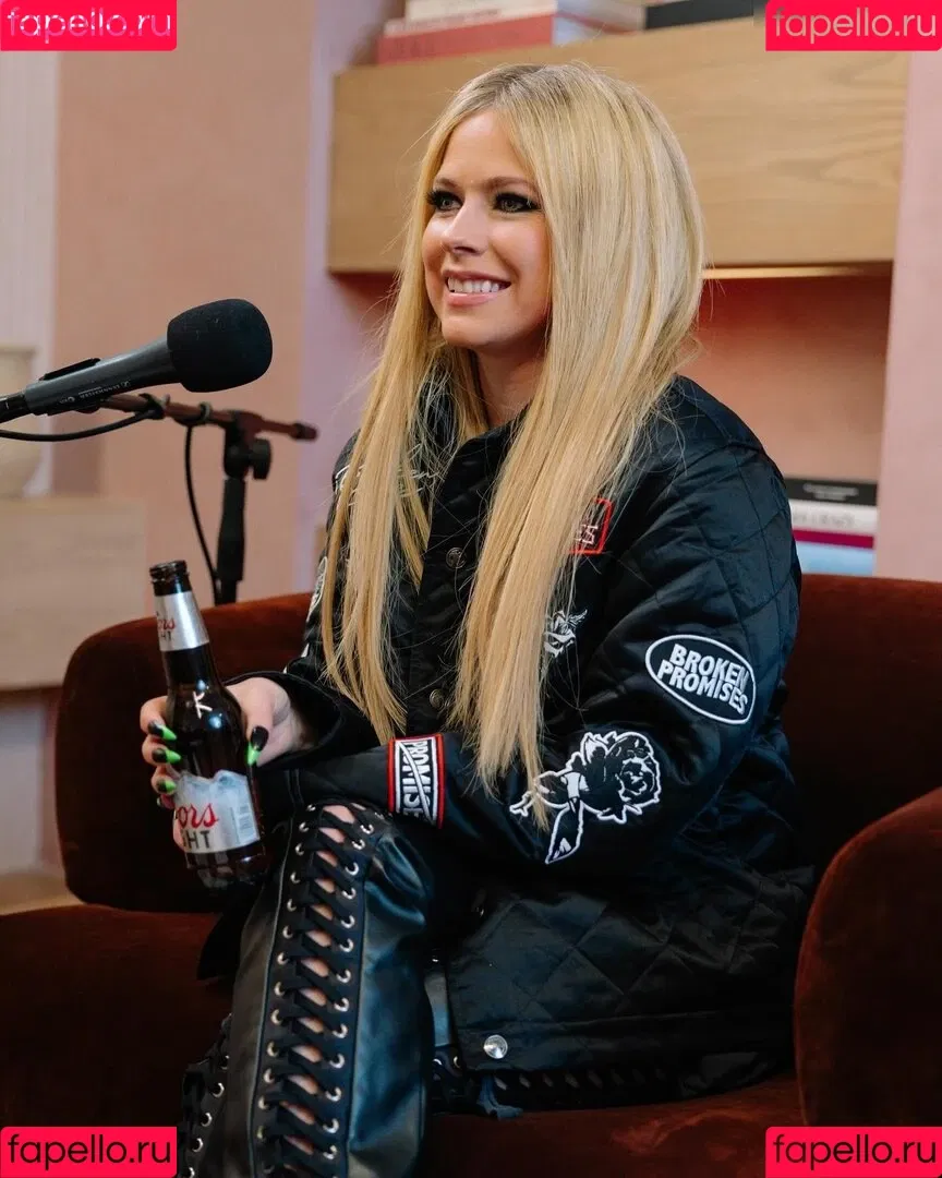 Avril Lavigne / AvrilLavigne Onlyfans Photo Gallery 