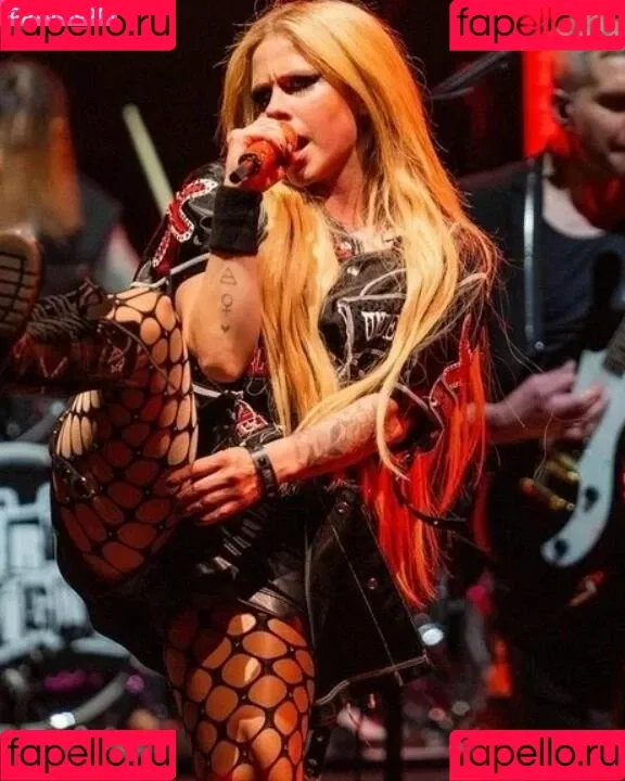 Avril Lavigne / AvrilLavigne Onlyfans Photo Gallery 