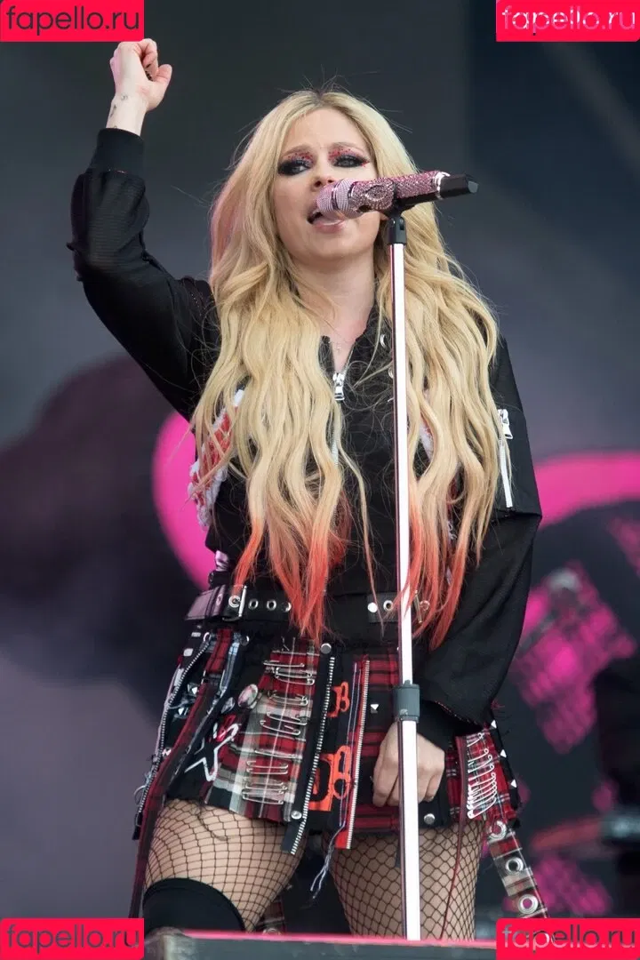 Avril Lavigne / AvrilLavigne Onlyfans Photo Gallery 